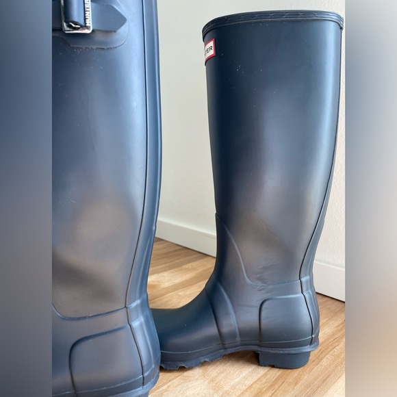 Price DROP Hunter Classic Tall Boots Sz 7 Navy. Light wear on soles. - Picture 3 of 8